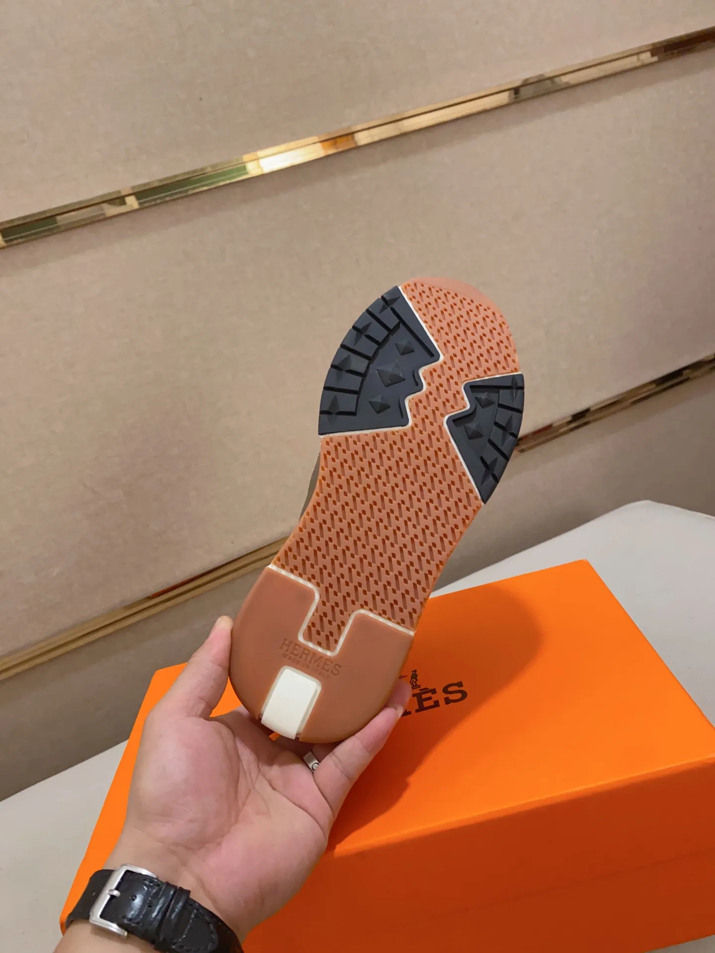 Ex-factory price: 500💰《HERMES》【Classic Original Version】Hermès; Top 🔝 Purchasing Agency 🔍🔍Men's latest 🇺🇸 counters are sold simultaneously, original imported from Italy ▲▲First-layer cowhide ▲▲ (high-end, extravagance and class) times) Exquisite workmanship (Italian 🇮🇹Imported water-dyed 🐂cowhide lining) sole: Original sole provided by the original factory, ⚠️exclusive double-layer activity·TPR·rubber·combined molded outsole; super comfortable·wear-resistant·non-slip·environmental protection The real thing is more beautiful if you take the real thing (high quality, follow the order), you can enter and exit the counter at will * Number of yards: 38·39·40·41·42·43·44# (can be customized 45.)